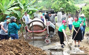 Hội viên Câu lạc bộ Nữ kinh doanh Mường Lò tham gia giúp đỡ làm nhà cho gia đình chị Lò Thị Son.
