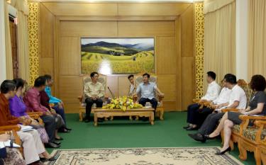 Vice Chairman of the provincial People's Committee Ngo Hanh Phuc presents photo book titled 