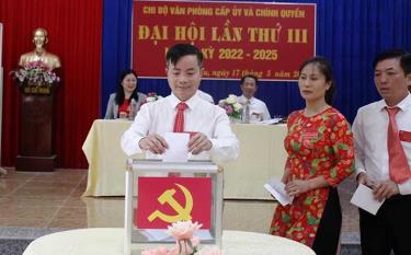 Các đồng chí đảng viên Chi bộ Văn phòng cấp ủy và Chính quyền huyện Trạm Tấu bỏ phiếu bầu Ban Chi ủy Chi bộ tại Đại hội Chi bộ lần thứ III, nhiệm kỳ 2022 - 2025.