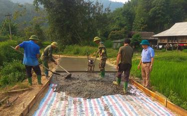 Người dân xã Đại Lịch tham gia làm đường giao thông nông thôn, phấn đấu hoàn thành xây dựng thành công xã nông thôn mới kiểu mẫu vào năm 2025.