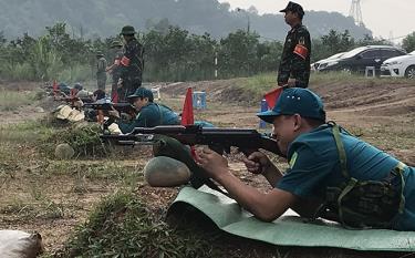 Cụm lực lượng tự vệ 5 cơ quan: Báo Yên Bái, Đài Phát thanh - Truyền hình tỉnh, Sở Giáo dục và Đào tạo, Trường Cao đẳng Nghề và Tỉnh đoàn Yên Bái  kiểm tra bắn đạn thật trong đợt huấn luyện tháng 6/2022. Ảnh: Cường- Thắng