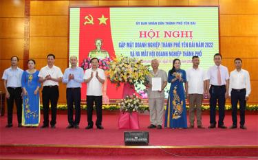 Lãnh đạo thành phố Yên Bái và Hiệp hội Doanh nghiệp tỉnh tặng hoa chúc mừng Hội Doanh nghiệp thành phố Yên Bái.