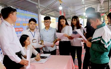 Học sinh tìm hiểu thông tin tuyển sinh của các trường cao đẳng, trung cấp và doanh nghiệp trên địa bàn tỉnh tại Ngày hội Tư vấn hướng nghiệp - Tuyển sinh giáo dục nghề nghiệp và giới thiệu việc làm.