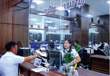 Cán bộ Sở Giáo dục và Đào tạo tiếp nhận hồ sơ của người dân tại Trung tâm Phục vụ hành chính công tỉnh. (Ảnh: minh họa)