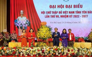 Ta Van Lonng, Standing Deputy Secretary of the provincial Party Committee and Chairman of the provincial People's Council, presents flowers to the Congress.