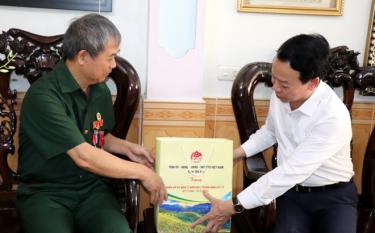 Secretary of the provincial Party Committee Do Duc Duy presents gift to Tran Thi Vinh, mother of a martyr in Residential Area No. 4 in Dong Tam ward.