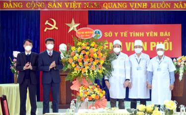 Chủ tịch UBND tỉnh Trần Huy Tuấn tặng hoa chúc mừng cán bộ, y, bác sĩ Bệnh viện Phổi tỉnh nhân kỷ niệm ngày Thầy thuốc Việt Nam 27/2/2022.  Ảnh minh họa