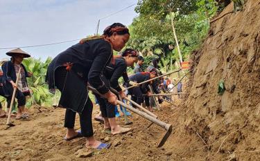 Nhân dân thôn São, xã Tân Lập tham gia mở rộng đường thôn.