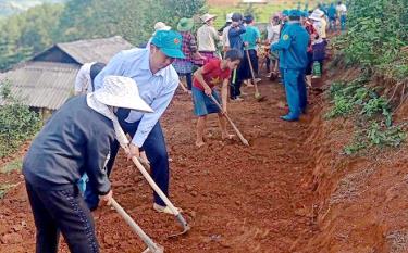 Cán bộ và nhân dân xã Xà Hồ tham gia làm đường giao thông nông thôn.