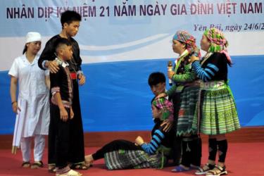 A play on child and consanguineous marriage prevention performed by the team from Van Chan district.
