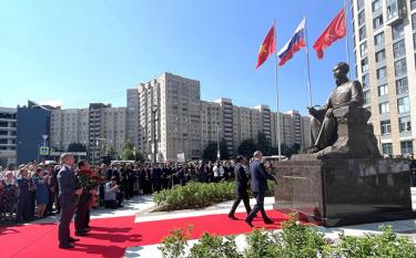 Lãnh đạo hai thành phố St.Petersburg và Hồ Chí Minh đặt hoa tại tượng Bác