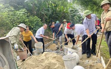 Lãnh đạo TAND tỉnh cùng đoàn công tác tham gia “Ngày thứ bảy cùng dân” tại thôn Úc, xã Tân Lập, huyện Lục Yên.