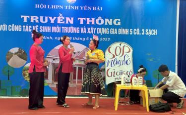 Hội LHPN tỉnh hỗ trợ huyện Hội tổ chức truyền thông vệ sinh môi trường, xây dựng gia đình 6 không, 6 sạch tại xã Đại Minh, tối 28/6.

