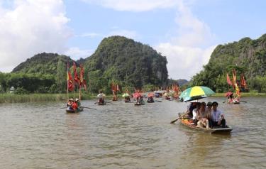 Khách du lịch tham quan Khu du lịch Tràng An