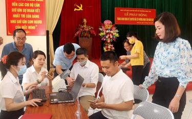 Cán bộ công chức phường Minh Tân, thành phố Yên Bái hướng dẫn người dân cài đặt ứng dụng VNeID.