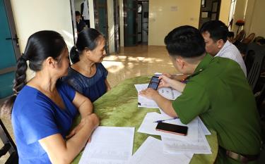 Cán bộ, chiến sĩ Công an phường Nguyễn Phúc hướng dẫn người dân cài đặt và sử dụng ứng dụng VNeID.