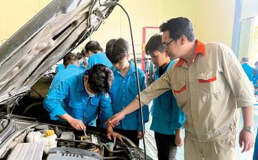 Sinh viên Trường Cao đẳng Nghề Yên Bái được đào tạo chuyên sâu để có tay nghề vững, đáp ứng nhu cầu doanh nghiệp.
