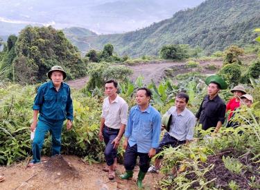 Đồng chí Trịnh Xuân Thành - Trưởng Ban Tuyên giáo Huyện ủy (ngoài cùng bên trái) cùng các đồng chí trong Chi bộ Suối Bắc, xã Suối Quyền khảo sát, tìm hướng đi mới cho thôn Suối Bắc phát triển kinh tế trong thời gian tới.