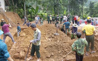 Đông đảo các hội viên Hội CCB xã, thôn, anh em họ hàng, bà con lối xóm và các hội, đoàn thể hỗ trợ gia đình trong ngày khởi công.