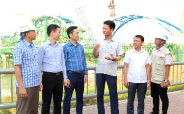 Đồng chí Nguyễn Thế Phước – Phó Chủ tịch Thường trực UBND tỉnh để nghị chủ đầu tư, đơn vị thi công đẩy nhanh tiến độ thi công cầu Giới Phiên, thành phố Yên Bái.