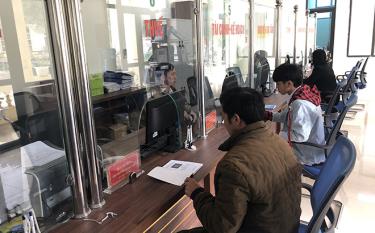 Người dân đến giao dịch tại Bộ phận Phục vụ hành chính công huyện Mù Cang Chải.