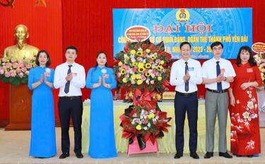 Lãnh đạo Liên đoàn Lao động thành phố Yên Bái tặng hoa CĐCS Cơ quan Đảng, Đoàn thể thành phố Yên Bái.