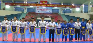 Ban tổ chức trao cờ lưu niệm cho dafabet đoàn VĐV tham gia giải.