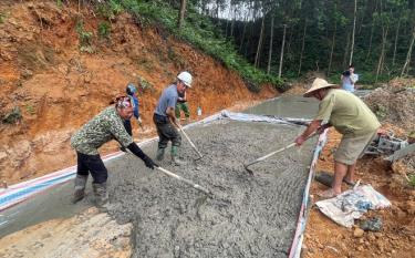 Nhân dân thôn Lường, xã Đại Lịch, huyện Văn Chấn tham gia kiên cố hóa đường giao thông nông thôn.