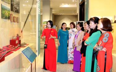 Cán bộ, đảng viên Chi bộ Tổ dân phố số 4, phường Yên Thịnh tổ chức sinh hoạt chuyên đề tại Bảo tàng tỉnh.