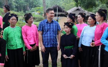 Lãnh đạo xã Khánh Thiện, huyện Lục Yên trao đổi với người dân về CTMTQG phát triển kinh tế - xã hội vùng đồng bào dân tộc thiểu số và miền núi, tỉnh Yên Bái giai đoạn 2021 - 2025