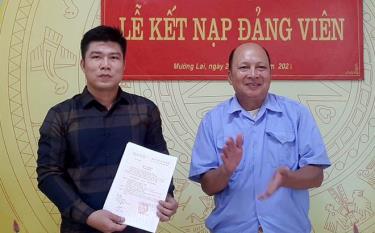 Chi bộ 4, Đảng bộ xã Mường Lai, huyện Lục Yên tổ chức Lễ kết nạp Đảng viên mới