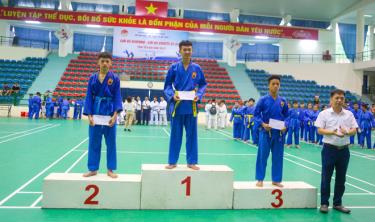 Ban tổ chức trao giải cho các VĐV đạt thành tích cao môn Vovinam.