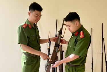 Cán bộ Công an huyện Trạm Tấu kiểm tra súng tự chế do người dân giao nộp