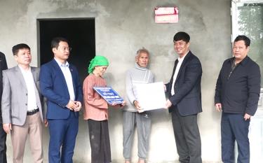 Đồng chí Nguyễn Minh Toàn - Ủy viên Ban Thường vụ, Chủ nhiệm Ủy ban Kiểm tra Tỉnh ủy trao hỗ trợ làm nhà cho hộ có hoàn cảnh khó khăn tại thị xã Nghĩa Lộ dịp tết Nguyên đán Quý Mão 2023.
