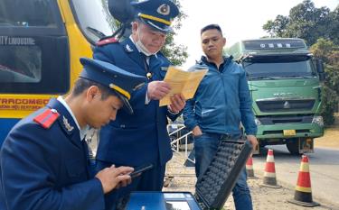 Lực lượng Thanh tra giao thông kiểm tra tải trọng xe trên tuyến quốc lộ 37 thuộc địa phận xã Lương Thịnh, huyện Trấn Yên
