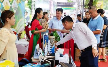 Các đại biểu tham quan gian hàng tỉnh Yên Bái tại phố đi bộ Trần Nhân Tông và Công viên Thống Nhất, quận Hoàn Kiếm, Hà Nội.