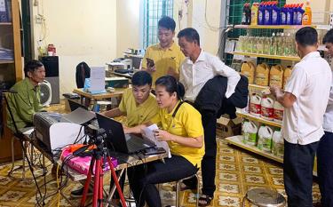 Tuổi trẻ Đoàn khối tích cực hỗ trợ người dân dafabet link hiện các dịch vụ công trực tuyến.