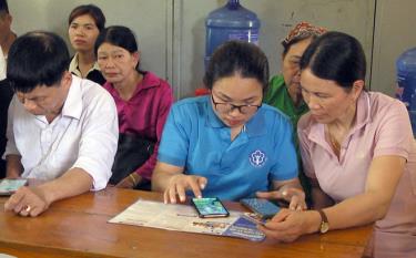 BHXH huyện Lục Yên hướng dẫn người dân cài đặt ứng dụng VSS-ID trên điện thoại thông minh.