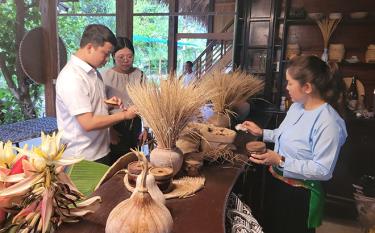 Thông qua các nền tảng mạng xã hội, du khách đã biết đến những địa điểm du lịch của thị xã Nghĩa Lộ.