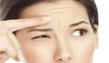 Mẹo làm giảm nếp nhăn trên trán hiệu quả: Bôi kem chống nắng.