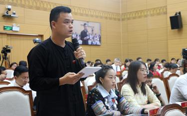 Đại biểu Dương Trung Kiên, Tổ đại biểu huyện Yên Bình chất vấn Giám đốc Sở Tài nguyên và Môi trường.