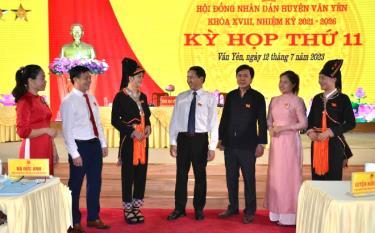 Đại biểu HĐND huyện Văn Yên trao đổi các nội dung bên lề Kỳ họp.