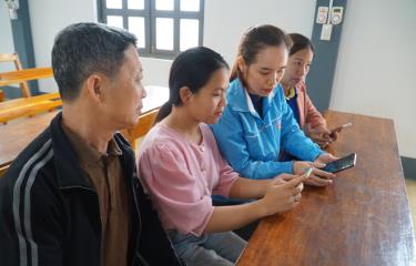 Đoàn viên thanh dafabet com xã Bạch Hà hướng dẫn người dân cài đặt các ứng dụng.