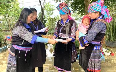 Cán bộ Hội Liên hiệp Phụ nữ xã Chế Cu Nha, huyện Mù Cang Chải tuyên truyền Luật Bảo hiểm y tế cho hội viên.