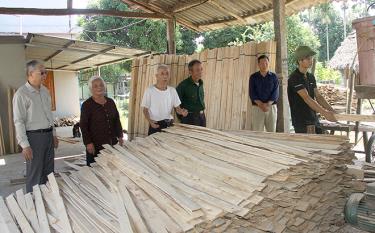 Lãnh đạo Ban Đại diện Hội Người cao tuổi huyện Trấn Yên thăm xưởng xẻ gỗ của gia đình hội viên Nguyễn Tiến Nho ở thôn Tân Thành, xã Quy Mông.