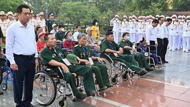 Các đại biểu dự Lễ kỷ niệm 75 năm Ngày Thương binh-Liệt sĩ và Gặp mặt đại biểu người có công với cách mạng tiêu biểu toàn quốc năm 2022 dâng hương tưởng niệm tại Đài tưởng niệm các Anh hùng liệt sĩ, đường Bắc Sơn, Hà Nội, tháng 7/2022.