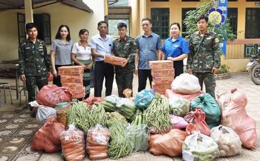 Các đoàn thể huyện Trạm Tấu quyên góp thực phẩm tặng cho lực lượng tham gia diễn tập khu vực phòng thủ huyện.