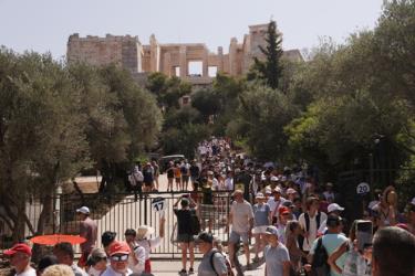 Du khách tại thành cổ Acropolis ở Athens ngày 14.7