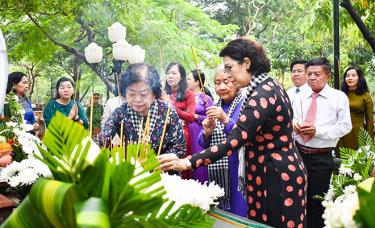 Bà Trương Mỹ Hoa, nguyên Phó Chủ tịch nước, cựu tù chính trị Côn Đảo (giữa) dâng hương tri ân anh hùng liệt sĩ tại Nghĩa trang Hàng Dương. Ảnh: HUYỀN TRANG