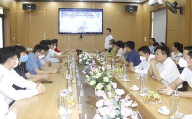 Cán bộ Trung tâm Y tế thành phố Yên Bái giới thiệu ứng dụng “Bản đồ nhân viên y tế” thành phố Yên Bái.